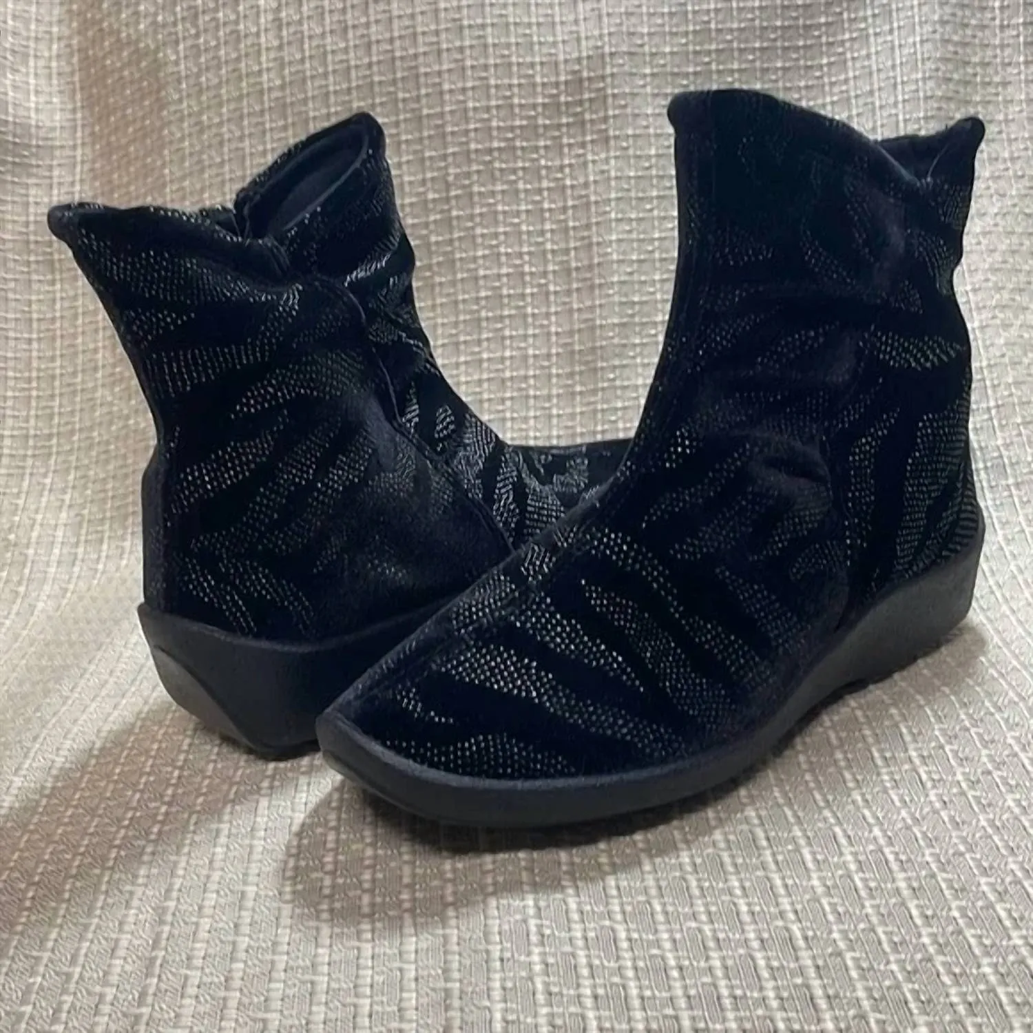 L19 Half Soft Boot In Enala Black
