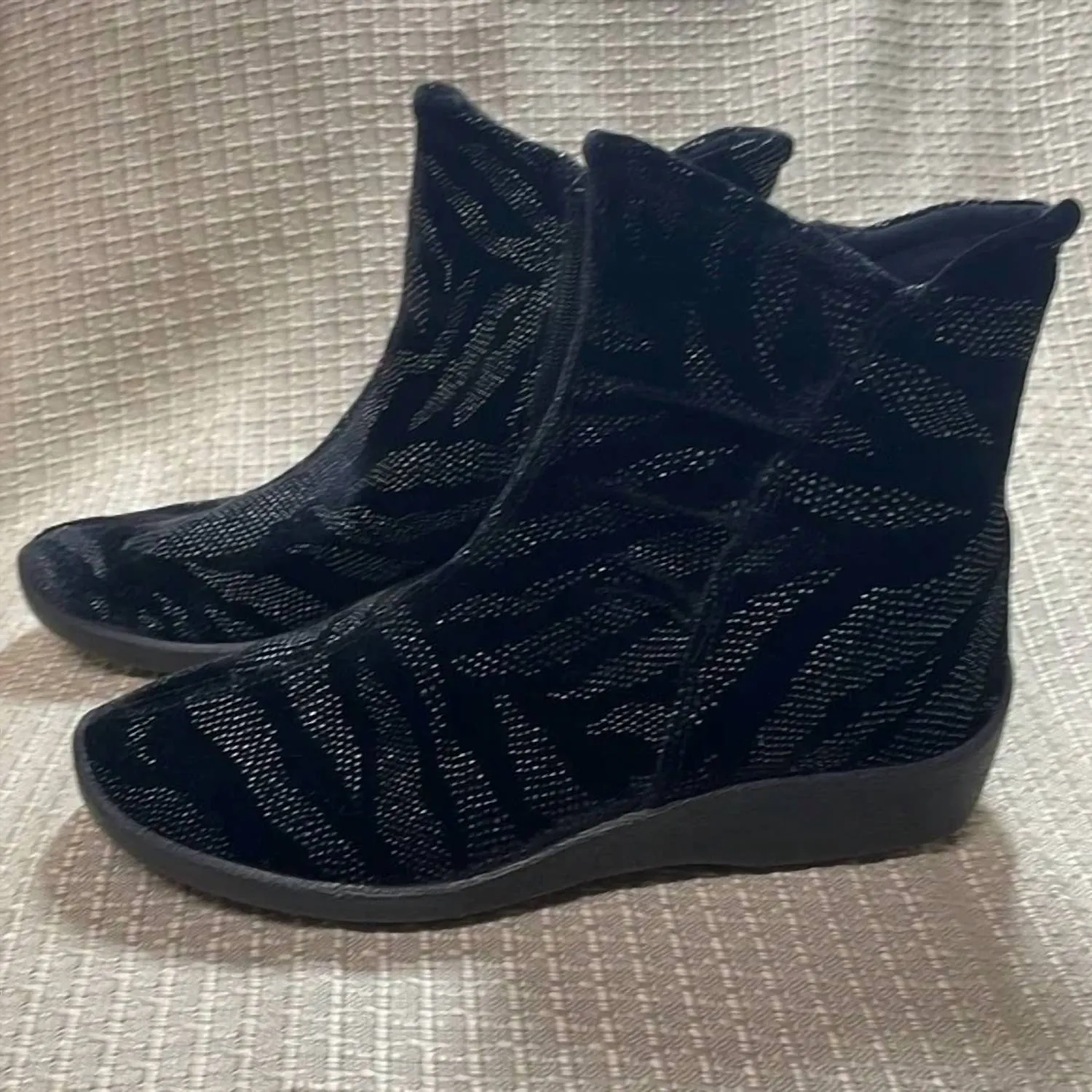 L19 Half Soft Boot In Enala Black