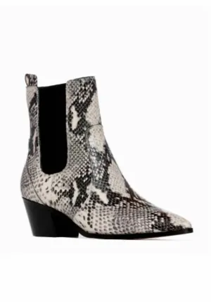 Willa Chelsea Bootie In Roccia Snake