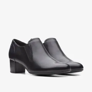 Women Linnae Way Slip-On Boots In Black Leather