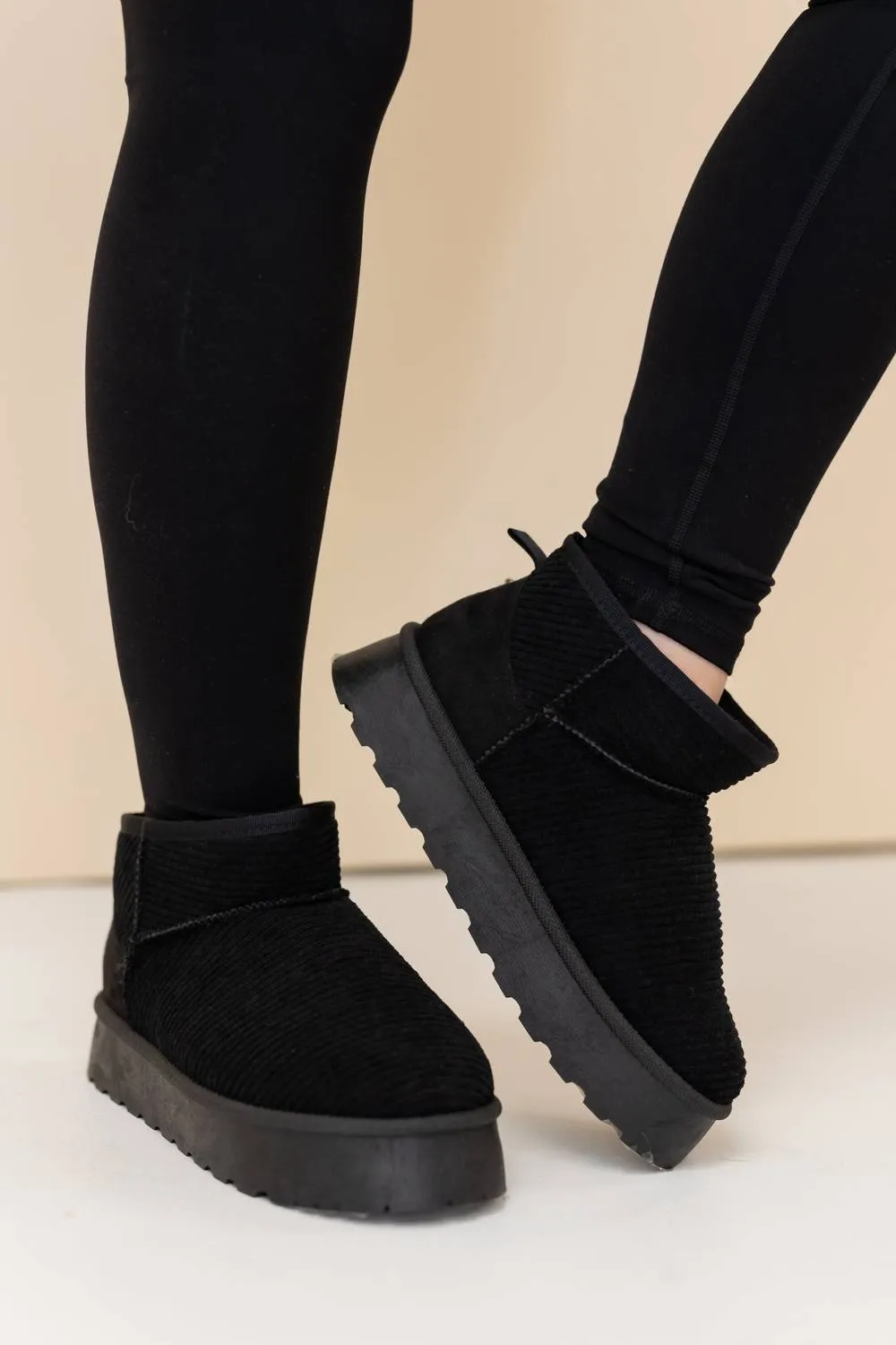Women's Yarroh Corduroy Bootie In Black